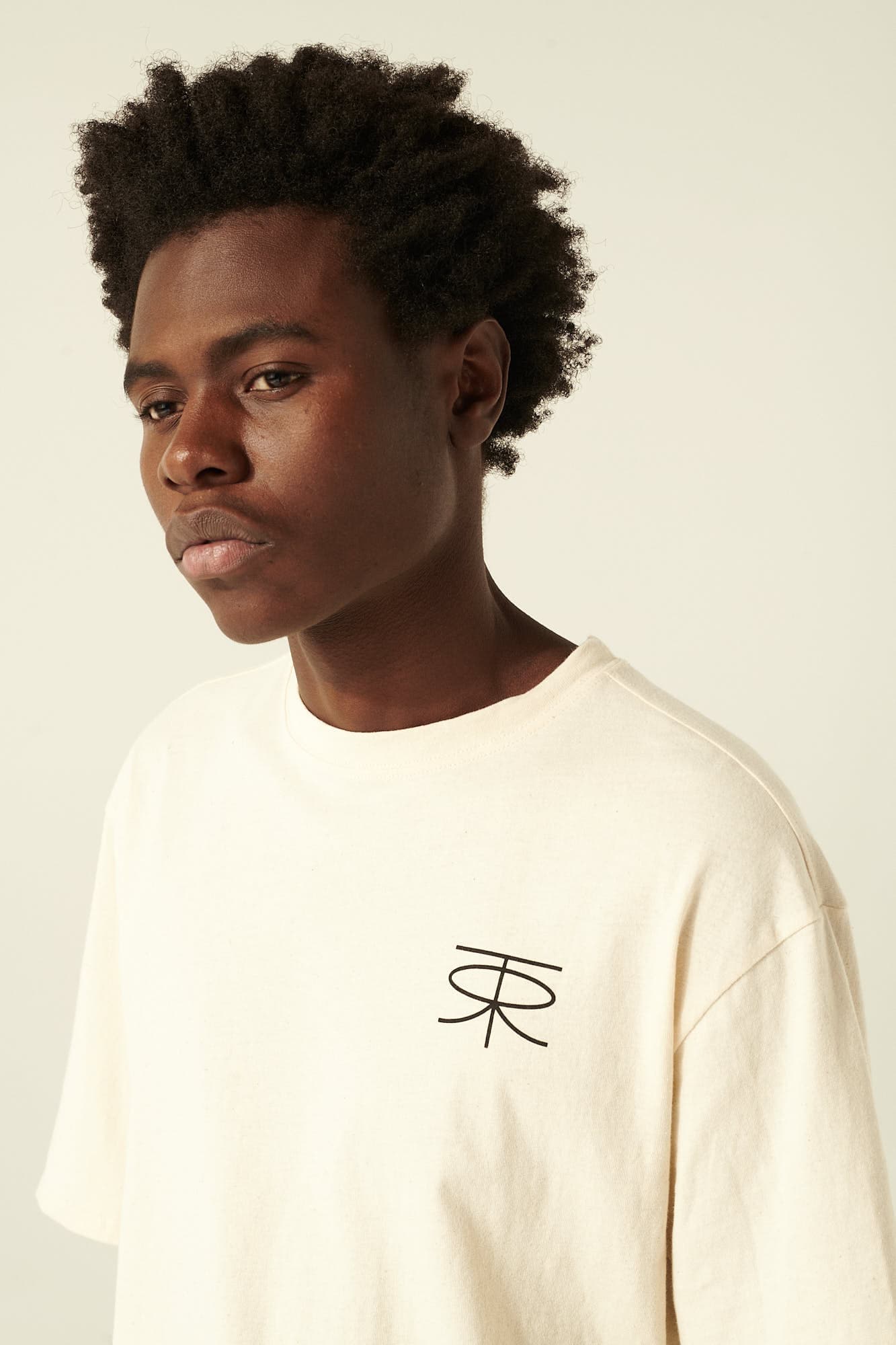 THORSTEN 코튼 로고 104 아이보리 반소매 티셔츠